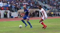 Pergerakan striker PSIS Semarang, Bruno Silva (kiri) yang dibayangi pemain Badak Lampung FC, Arthur Bonai dalam laga di Stadion Moch Soebroto, Magelang, Minggu (29/9/2019). (Bola.com/Vincentius Atmaja)