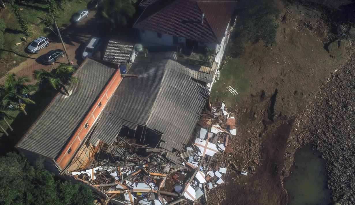 Ini menyebabkan udara dingin di permukaan mendorong dan mengangkat udara hangat di atasnya. (AP Phto/Wesley Santos)