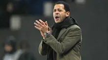 Pelatih kepala Strasbourg asal Inggris, Liam Rosenior, memberi isyarat selama pertandingan L1 Prancis antara RC Strasbourg Alsace dan Stade Brestois 29 (Brest) di Stade de la Meinau di Strasbourg, Prancis timur, pada 30 November 2025. (SEBASTIEN BOZON/AFP)