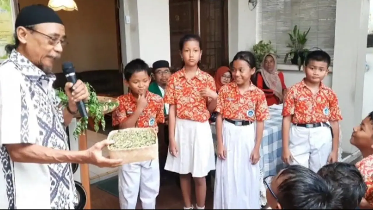 Saat Pelajar di Kudus Diajak Berkenalan Dengan Jamu Tradisional