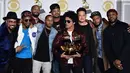 Bruno Mars dan kolaborasi para musisi berpose dengan trofi Grammy Awards 2018 di New York City, Minggu (28/1). Bruno dinominasikan dalam enam kategori, dan sukses menyapu bersih seluruhnya, termasuk tiga kategori utama Grammy. (Charles Sykes/Invision/AP)