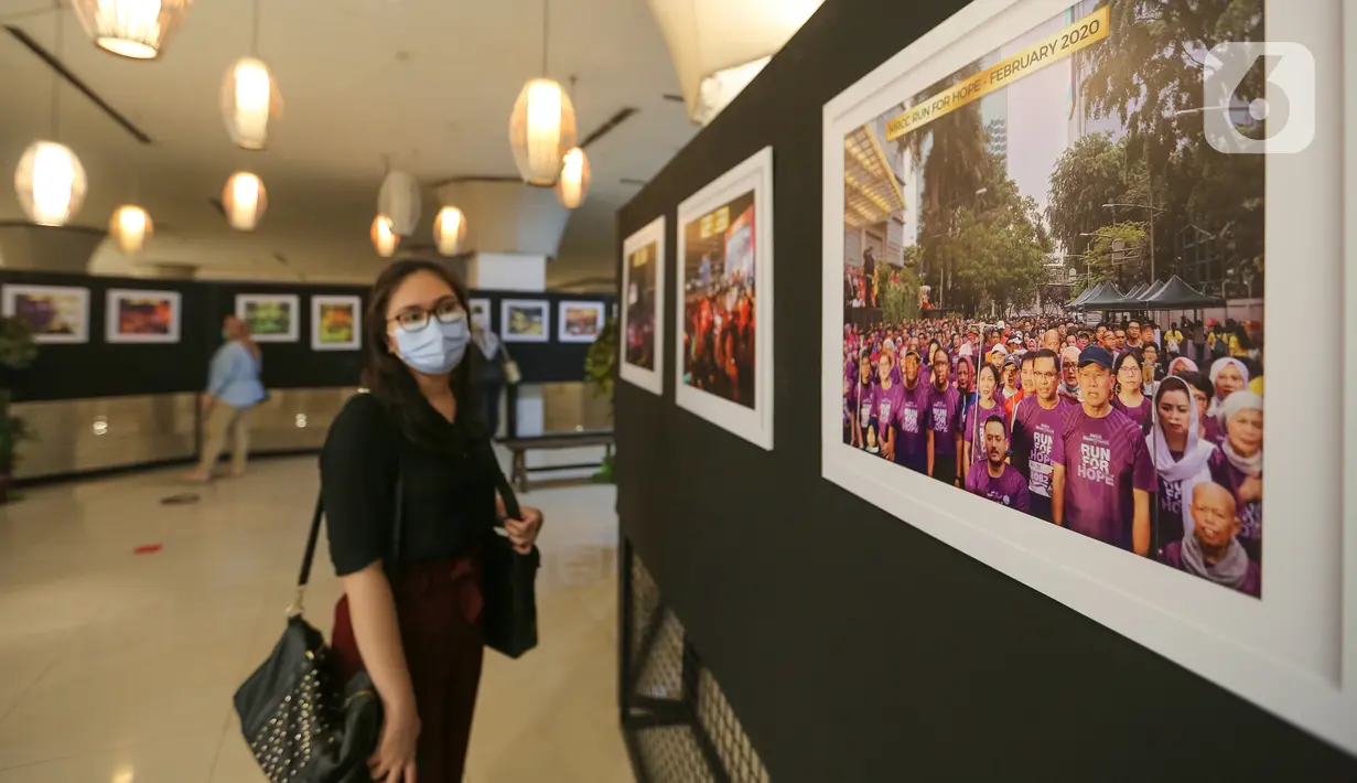 Pengunjung melihat pameran foto di Plaza Semanggi, Jakarta, Senin (15/03/2021). Sebanyak 50 karya foto yang dipamerkan guna mempersiapkan  rencana renovasi di Q4 tahun 2021 mengusung tema Mengenang Kejayaan Plangi Menuju Kebangkitan di Masa Pandemi. (Liputan6.com/Fery Pradolo)