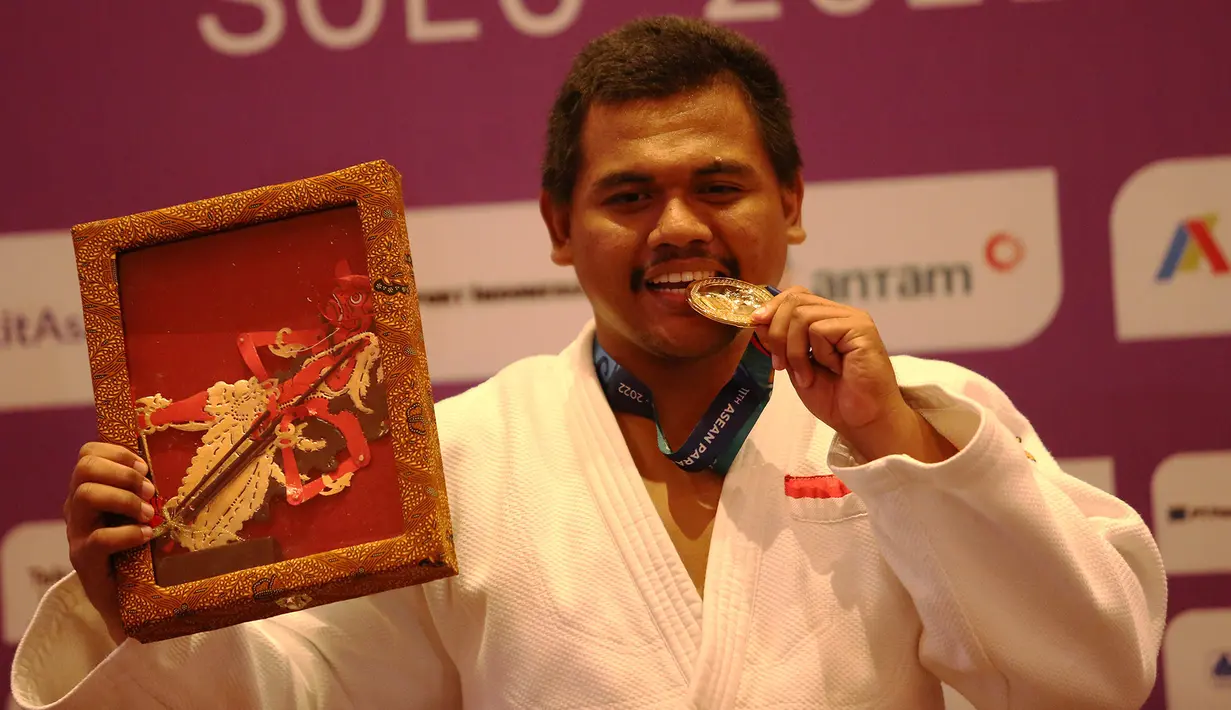 <p>Atlet Blind Judo Indonesia Tony Ricardo berhasil meraih medali emas pada kelas di atas 90 kg pada ASEAN Para Games 2022 di Tirtonadi Convention Hall, Rabu (3/8/2022). (Inaspoc/Andry Prasetyo)</p>