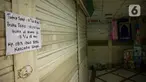 Sebuah kertas berisi pengumuman penutupan dipasang di salah satu toko di Pasar Tanah Abang, Jakarta Pusat, Selasa (11/6/2021). Pasar Tanah Abang akan tutup sementara pada 12 hingga 18 Mei mendatang guna menyambut libur lebaran dan perawatan rutin. (Liputan6.com/Faizal Fanani)