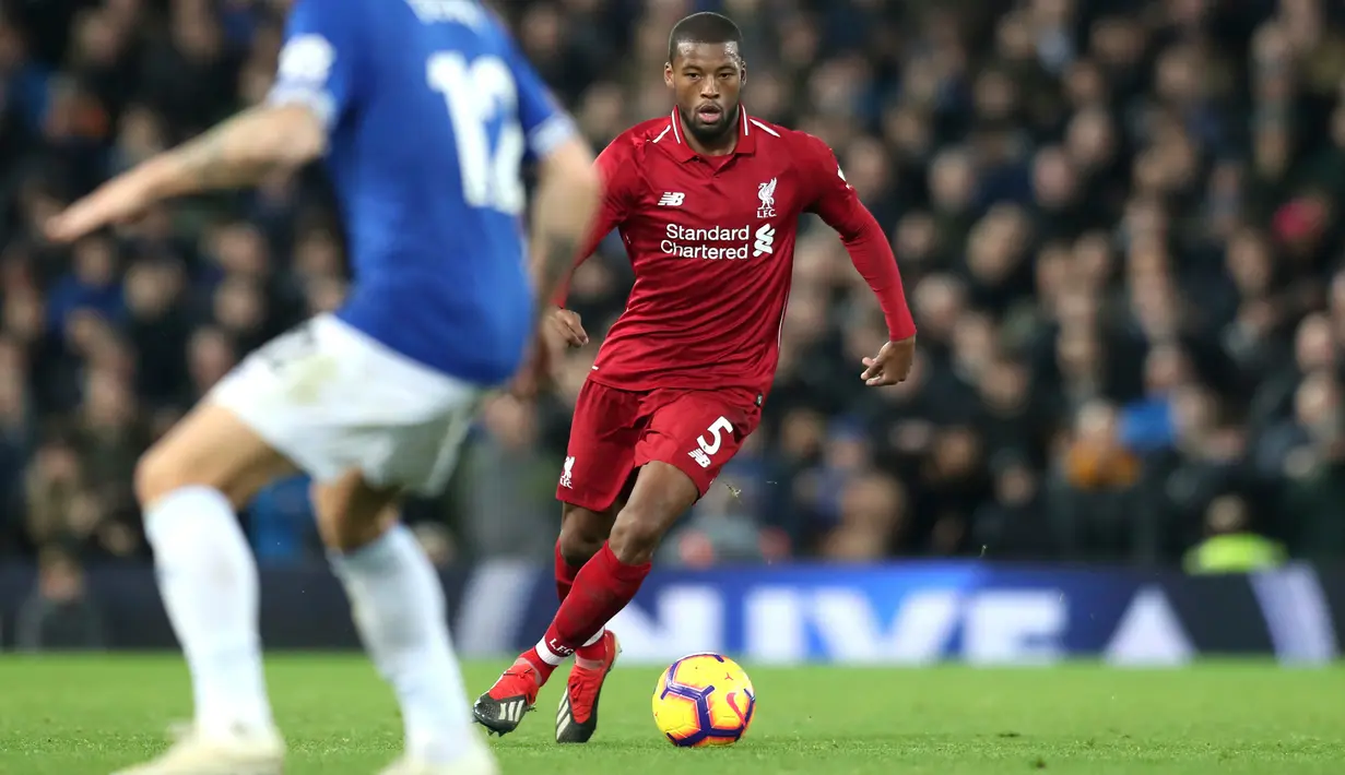 Gelandang Liverpool, Georginio Wijnaldum menggiring bola saat bertanding melawan Everton pada lanjutan Liga Inggris di Anfield Stadium (2/12). Liverpool menang tipis 1-0 atas Everton. (AP Photo / Jon Super)