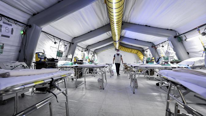 Pemandangan ICU rumah sakit lapangan darurat Samaritan's Purse di Cremona, Italia, Jumat, 20 Maret 2020. Rumah sakit lapangan ini dibangun untuk merawat pasien virus corona COVID-19 yang terus melonjak. (Claudio Furlan/LaPresse via AP)