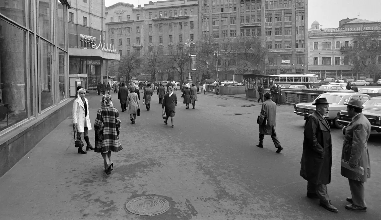 Orang-orang berjalan pada masa Uni Soviet di Jalan Khreshchatyk, Kiev, Ukraina, 18 Oktober 1975. (Pierre GUILLAUD/AFP)