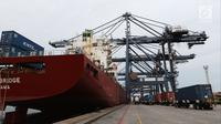 Aktivitas bongkar muat peti kemas di Pelabuhan Tanjung Priok, Jakarta, Jumat (25/5). Ekspor April sebesar 14,47 miliar dolar AS lebih rendah ketimbang Maret 2018 yang mencapai 15,59 miliar dolar AS. (Liputan6.com/Angga Yuniar)