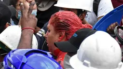 Wali Kota Vinto, Patricia Arce diserang dan dipermalukan oleh demonstran oposisi  Bolovia di dekat Provinsi Cochabamba, 6 November 2019. Arce dituduh mengerahkan massa pendukung presiden untuk membubarkan aksi demonstrasi yang memblokade jembatan Vinto, Provinsi Cochabamba. (STR / AFP)