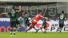 Pemain Persija Jakarta, Hanno Behrens menendang bola ke gawang Persikabo 1973 dalam pertandingan pekan keempat BRI Liga 1 2022/2023 di Stadion Pakansari, Cibinong, Minggu (14/8/2022). (Bola.com/M Iqbal Ichsan)