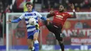 Gelandang Manchester United, Fred, berebut  bola dengan pemain Reading, John Swift, pada laga Piala FA di Stadion Old Trafford, Sabtu (5/1). Manchester United menang 2-0 atas Reading. (AP/Rui Vieira)