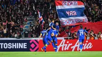 Timnas Thailand merayakan gol ke gawang Singapura di Stadion Rajamangala, Bangkok (25/11/2018). (Bola.com/Dok. AFF Suzuki Cup)