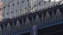 Pemandangan banner raksasa bergambar Presiden Rusia Vladimir Putin di Jembatan Manhattan, New York, Kamis (6/10). Banner Putin itu tergantung di sisi atas Manhattan Bridge yang terletak antara Manhattan dan borough Brooklyn. (REUTERS/Brendan McDermid)