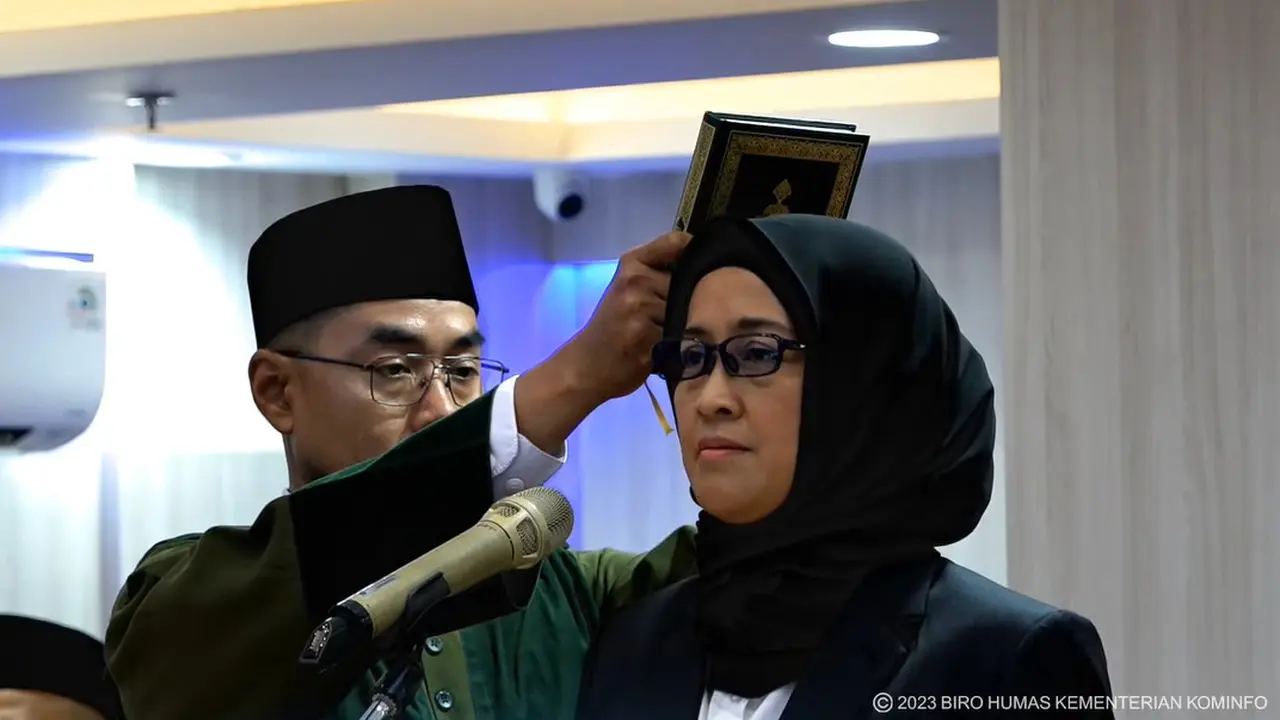 Menkominfo Budi Arie Setiadi resmi melantik Fadhilah Mathar sebagai Direktur Utama Badan Aksesibilitas Telekomunikasi dan Informasi (BAKTI) (YouTube Kemkominfo TV)