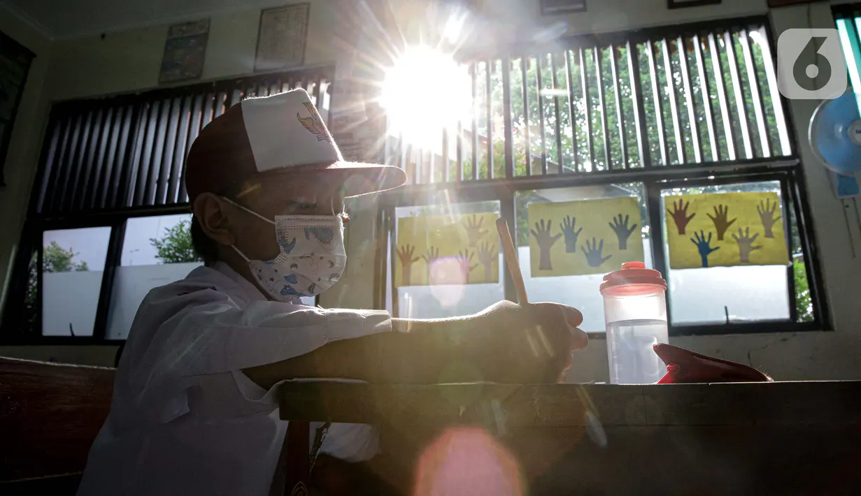 Siswa mengikuti uji coba pembelajaran tatap muka (PTM) perdana di SD Negeri 14 Pondok Labu, Jakarta, Senin (30/8/2021). Pembelajaran tatap muka (PTM) terbatas Tahap 1 di Provinsi DKI Jakarta digelar dengan kapasitas 50 persen pada setiap satuan pendidikan. (Liputan6.com/Faizal Fanani)