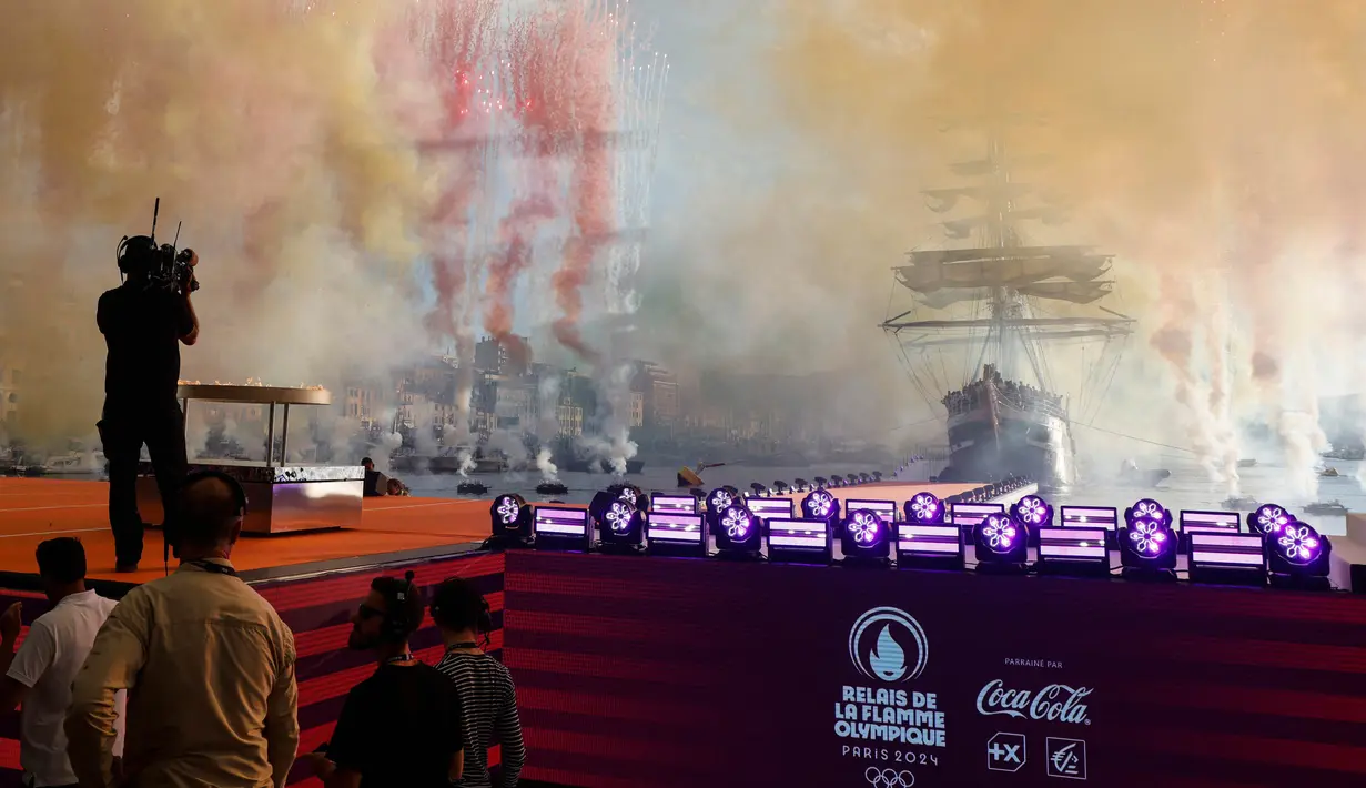 Pemindahan api Olimpiade Paris 2024 ke daratan dari kapal tinggi abad ke-19 akan menandai dimulainya kirab obor sepanjang 12.000 kilometer. (Ludovic MARIN/POOL/AFP)