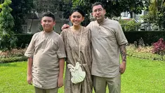 Meski sudah jarang terlihat di layar kaca, Thalita Latief masih aktif membagikan kesehariannya di media sosial. Wanita 35 tahun itu tak jarang mengunggah potret kedekatan putra semata wayangnya dengan sang kekasih. Seperti pada momen lebaran ini. Bahkan, ketiganya memakai outfit seragam bak sebuah keluarga. (Liputan6.com/IG/@thalitalatief)