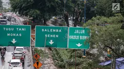 Suasana pembangunan proyek kereta ringan LRT di Jalan HR Rasuna Said, Kuningan, Jakarta, Rabu (20/12). Proyek yang saat ini dalam proses pemasangan tiang tersebut ditargetkan selesai Desember 2018. (Liputan6.com/Faizal Fanani)