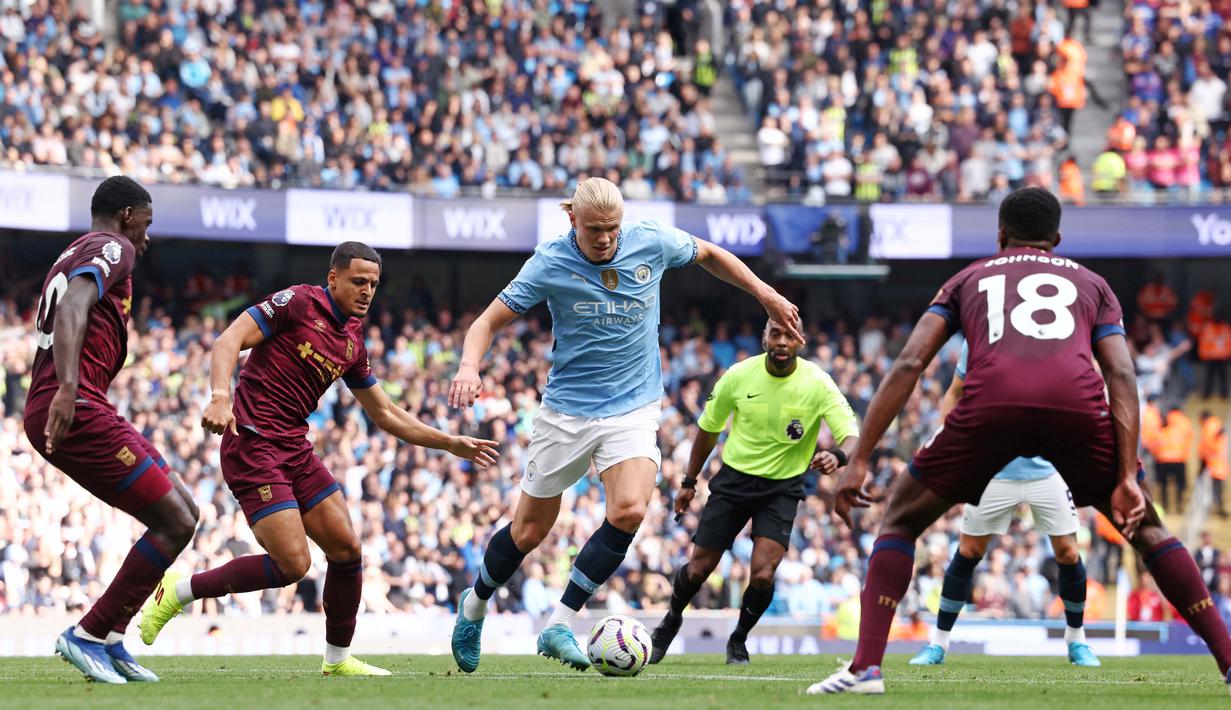 Bomber asal Norwegia itu merobek-robek gawang The Tractor Boys dengan memborong tiga gol. (AFP/Darren Staples)