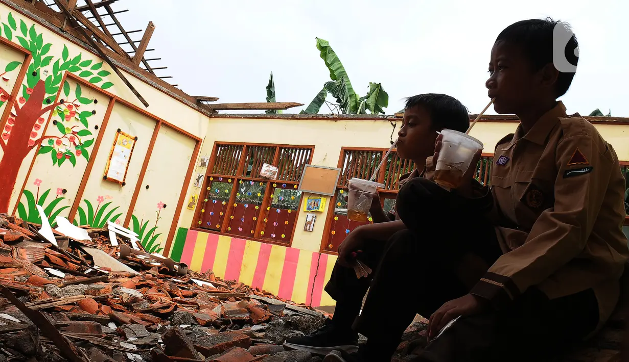 Atap yang ambruk merupakan kelas enam SDN Setiamekar 03 Tambun Selatan dengan dua ruang kelas. (merdeka.com/Imam Buhori)