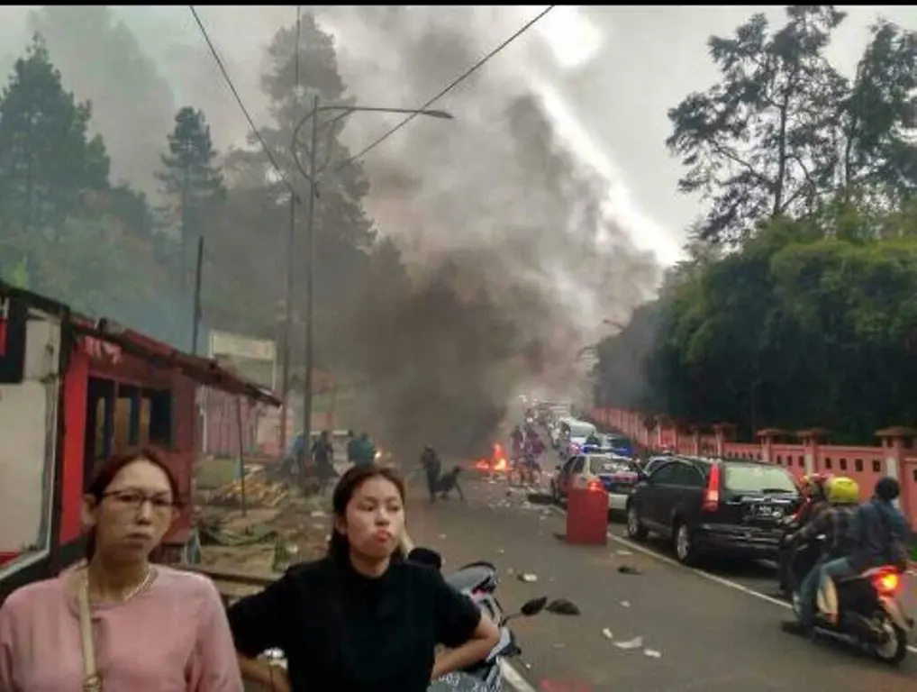 Aksi bakar-bakaran di Puncak bukan kerusuhan. (Sumber foto: twitter.com/aagunawan)