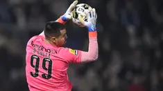 Di tengah masa depan David De Gea yang belum menentu saat kontraknya bersama Manchester United akan segera habis pada 30 Juni 2023, kiper asal Spanyol tersebut malah makin sering membuat blunder di akhir musim 2022/2023. Kondisi ini makin menguatkan sinyal bahwa MU akan berburu pengganti David De Gea dalam waktu dekat menjelang musim 2023/2024 bergulir. Salah satu incaran Setan Merah adalah kiper milik FC Porto, Diogo Costa. Seperti apa sepak terjang kiper asal Portugal tersebut? Simak uraiannya berikut ini. (AFP/Miguel Riopa)