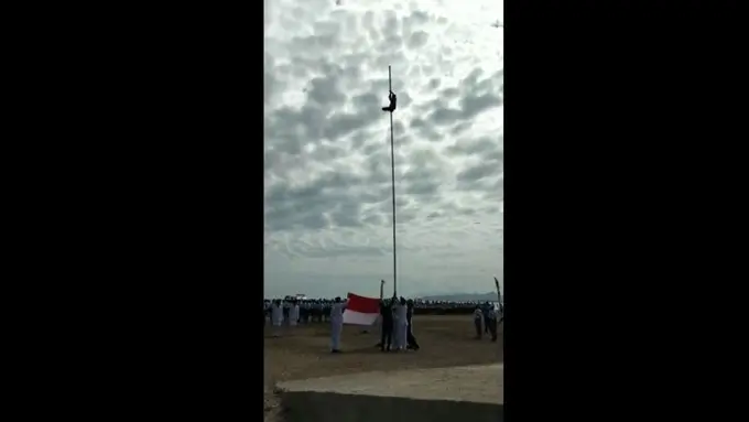 [Bintang] Bikin Terharu! Anggota TNI dan Bocah SMP Ini Panjat Tiang Demi Bendera Indonesia