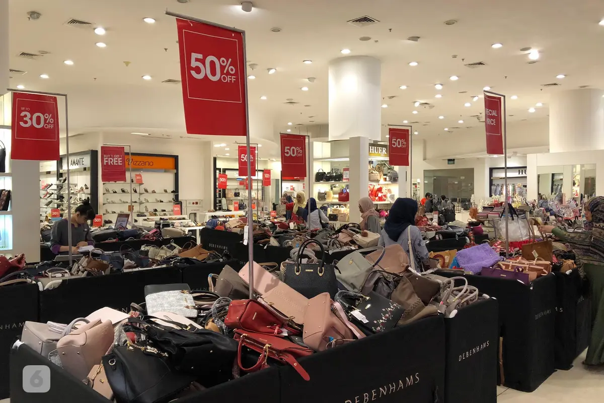 Kondisi gerai ritel Debenhams di Senayan City sebelum tutup. Gerai ritel ini mengumbar diskon besar-besaran bagi berbagai produknya (Vina A. Muliana/Liputan6.com)