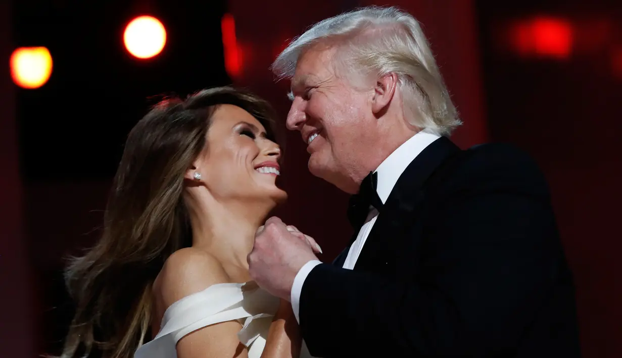 Ekspresi kebahagian Presiden Donald Trump dengan istrinya, Melania Trump dalam acara perayaan peresmian Donald Trump menjadi Presiden AS yang ke-45 di Liberty Ball, di Washington, AS, (20/1). (AP Photo/Alex Brandon)