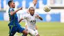 <p>Pemain Persik Kediri, Yohanes Pahabol (kanan) berusaha melewati adangan pemain Persib Bandung, Frets Butuan pada laga lanjutan BRI Liga 1 2022/2023 di Stadion Pakansari, Bogor, Rabu (8/3/2023) sore WIB. (Bola.com/M Iqbal Ichsan)</p>