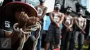 Seorang massa bertreatrikal saat menggelar aksi di depan Gedung Polda Metro Jaya, Jakarta, Jumat (9/12). Dalam aksinya, massa Aksi Solidaritas Mahasiswa menuntut agar para tersangka dugaan makar dibebaskan. (Liputan6.com/Faizal Fanani)