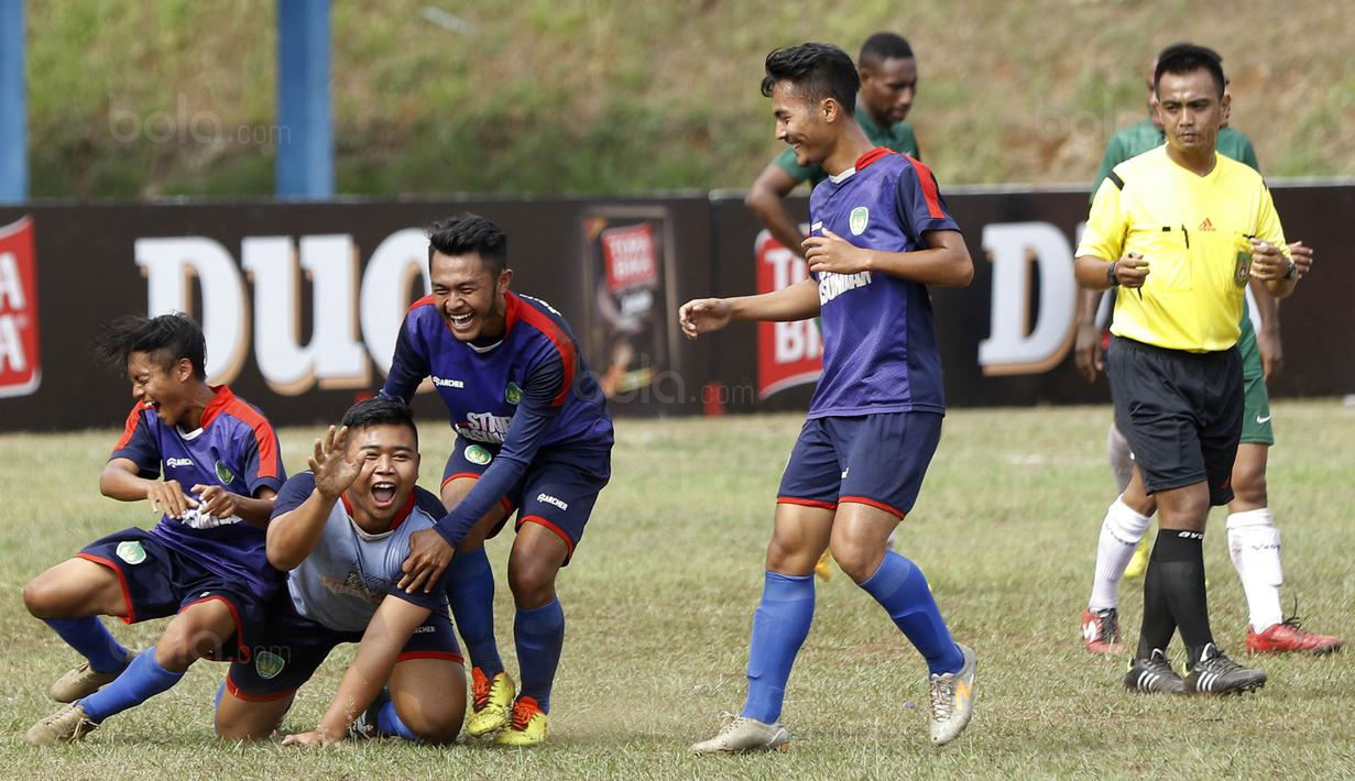 Pemain STKIP Pasundan melakukan selebrasi usai mencetak gol ke gawang IPDN pada laga Torabika Campus Cup 2017 di Gor Jati Padjajaran, Jatinangor, Kamis (28/9/2017). STKIP Pasundan menang 5-3 atas IPDN. (Bola.com/M Iqbal Ichsan)