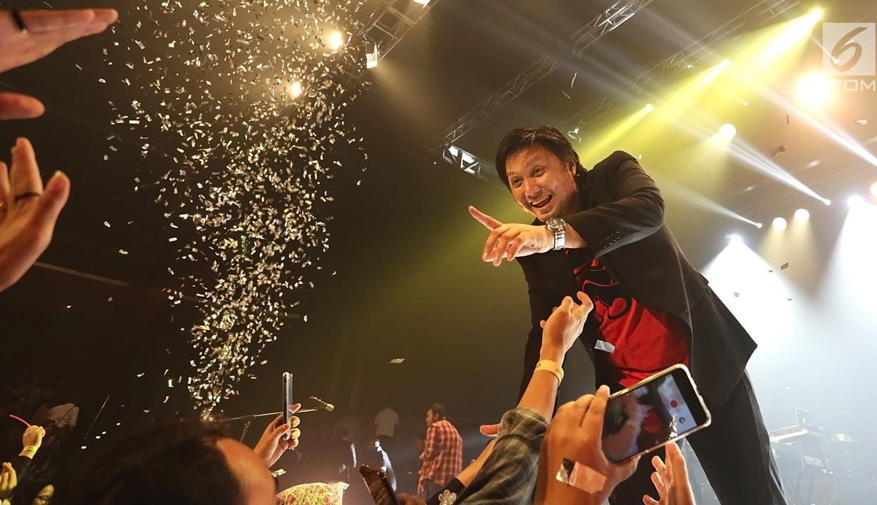 Pemain bass dan vokalis Jikustik, Icha menyapa penggemar saat menggelar ‘Konser Jikustik Reunian’ di Balai Sarbini, Jakarta, Jumat (19/7/2019) malam. Band asal Yogyakarta yang terbentuk pada 1996 tersebut membawakan sekitar 20 lagu hit mereka. (Fimela.com/Bambang E. Ros)