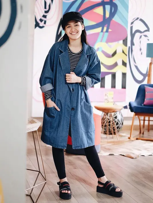 Kalau yang satu ini, Syifa memakai celana legging dan atasan kaus bermotif belang-belang. Lalu Syifa memadukan dengan long outer denim. Syifa makin tampak lucu dengan topi hitamnya. (Instagram/cutsyifaa)