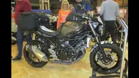 Suzuki Goda Inggris dengan Motor Scrambler