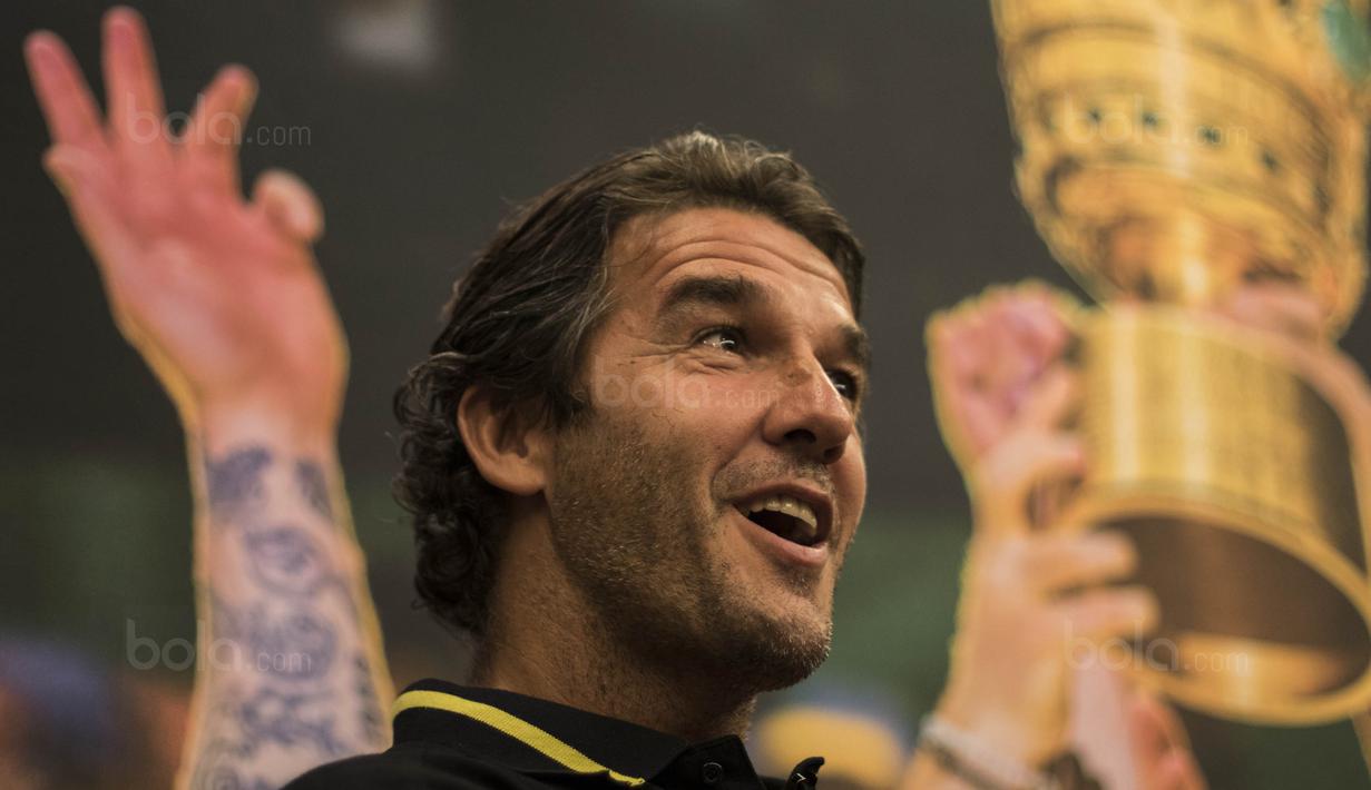 Kembali ke Borussia Dortmund, Karl-Heinz Riedle yakin mantan klubnya itu akan mampu menggoyang keperkasaan Bayern Munchen untuk bisa meraih trofi Bundesliga pada musim ini. (Bola.com/Vitalis Yogi Trisna)