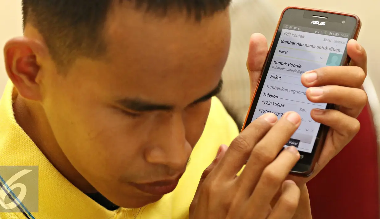 Penyandang tunanetra mengakses internet dalam acara Sosialisasi Pelatihan Internet Tunanetra di Rumah Internet Atmanto, Jakarta, Selasa (5/4). Diharapkan penyandang disabilitas dapat memperoleh akses terhadap teknologi. (Liputan6.com/Immanuel Antonius)