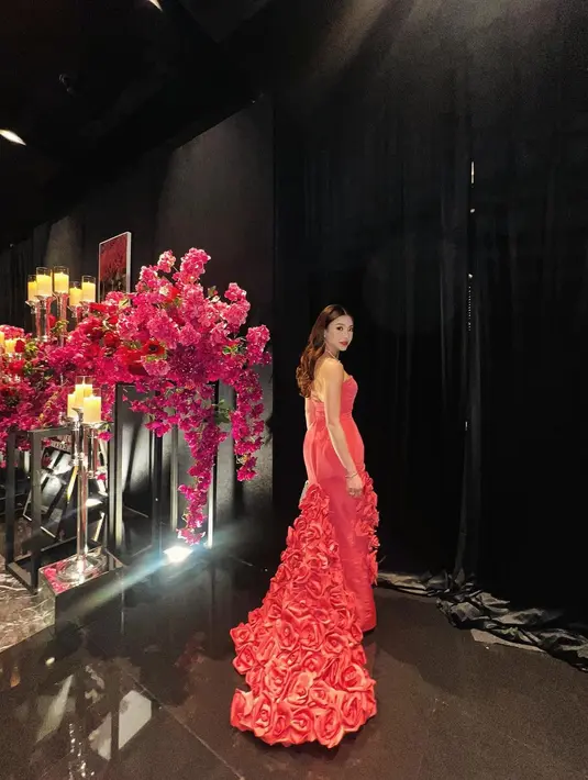 Clarissa Tanoesoedibjo tampil menghipnotis mengenakan gaun merah dengan detail tanpa tali, train panjang menjuntai ke lantai dengan bentuk bunga mawar. [Foto: Instagram/clarissatanoe]