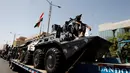 Kendaraan tempur lapis baja saat dibawa pasukan keamanan Irak saat parade militer di jalanan Kota Baghdad, Irak, Selasa (12/7). Irak memamerkan kekuatan peralatan tempur unggulannya sebagai langkah lanjutan menggempur ISIS. (REUTERS/Khalid al Mousily)