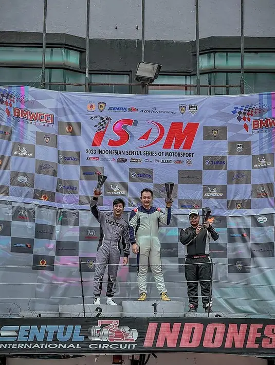 Teuku Ryan mempersembahkan hadiah yang didapatkan untuk istri tercinta. Karena mengizinkan ikut balapan. "Ini kan balap resmi, Insya Allah safetynya ada. Nggak boleh kita ugal-ugalan di jalan raya, bahayakan pengguna jalan dan masyarkat. Ricis izinin karena dia tau aku sejak di Medan dan Aceh udah sering drag race, balap mobil," ungkapnya. [Instagram/teukuryantr]