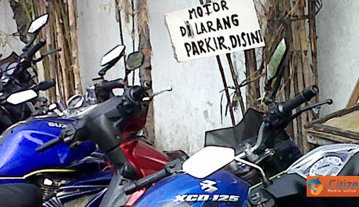 Papan peringatan sepertinya tidak berlaku bagi sebagian orang seperti yang terlihat di parkiran belakang Senayan City. Sudah dilarang untuk memarkir motor namun tetap banyak yang memarkir.