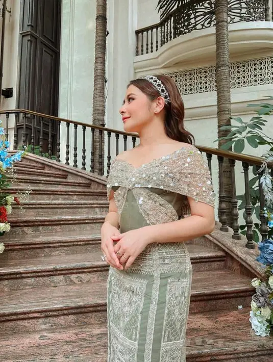 Dibantu fashion stylist Andre Panaga, Prilly tampil cantik dalam balutan off the shoulder dress warna sage green rancangan desainer Jacob William di hari bahagia sahabatnya itu. (Instagram/prillylatuconsina96).