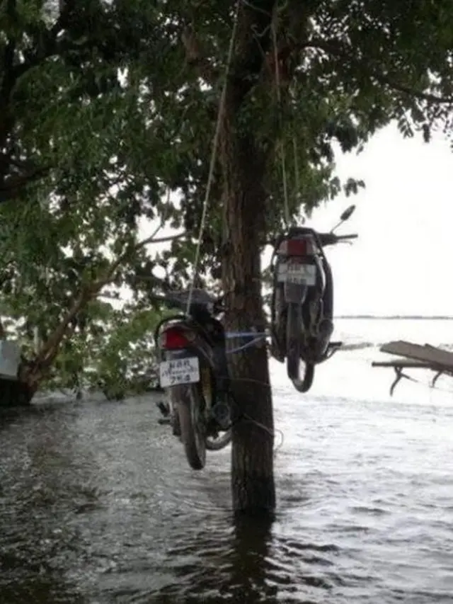 6 Potret Parkir Motor di Ketinggian Ini Nyeleneh, Bikin Mikir Keras
