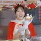 Momen Kocak Jisoo BLACKPINK Saat Hias Kue Natal yang Jadi Sorotan Penggemar (Tangkapan Layar YouTube/행복지수 103%)