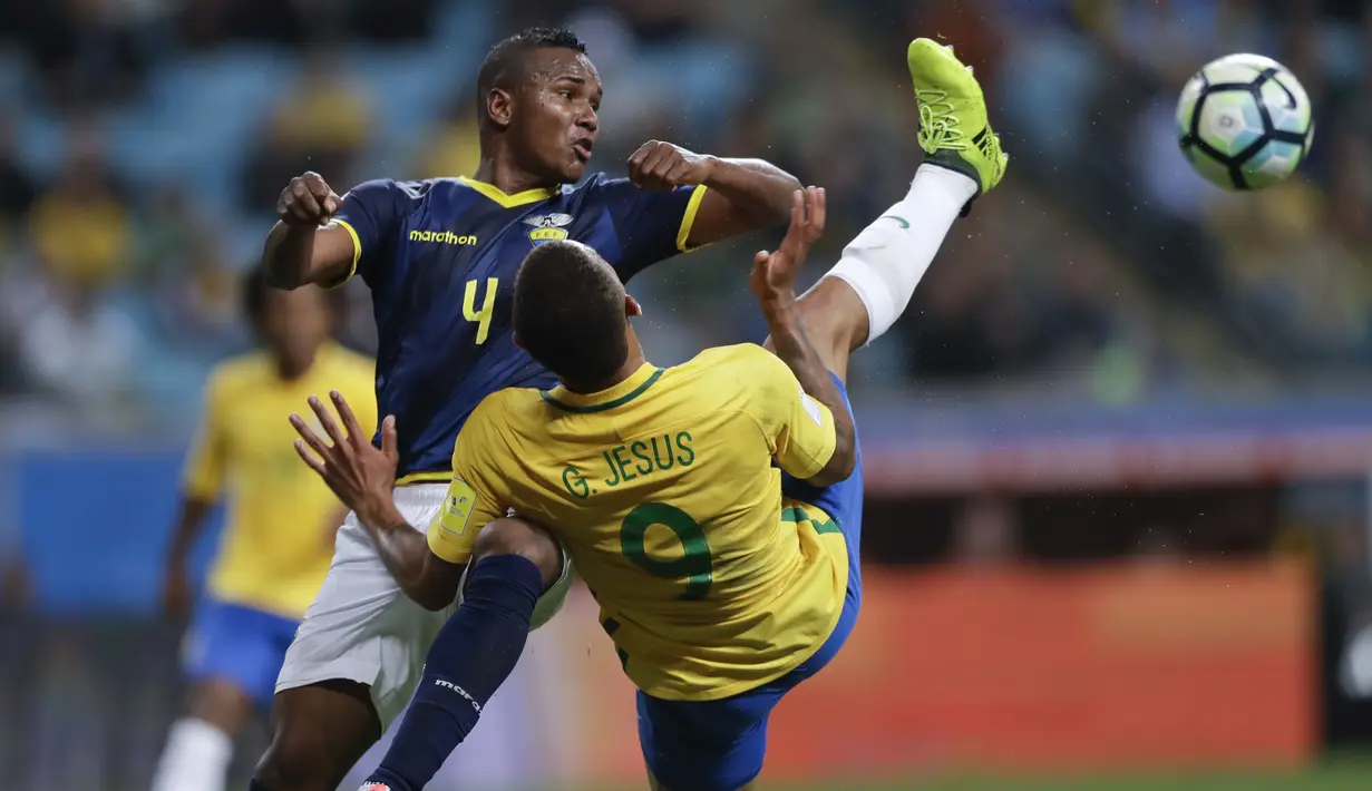 Pemain Brasil, Gabriel Jesus merebut bola dari jangkauan pemain Ekuador, Pedro Velasco (kiri) pada laga kualifikasi Piala Dunia 2018 zona CONMEBOL di Porto Alegre, Brasil, (31/8/2017). Brasil menang 2-0. (AP/Andre Penner)