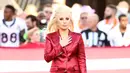 Penyanyi Lady Gaga saat membuka acara Super Bowl 50 di Santa Clara, California, Minggu (7/2). Pelantun lagu Judas itu mengenakan sepatu berwarna merah dengan bagian haknya berhiaskan merah-putih-biru seperti bendera AS (Christopher Polk/Getty Images /AFP)