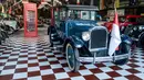 Foto yang diambil pada 14 Oktober 2025 ini menunjukkan mobil Dodge Brothers tahun 1927 di Museum Mobil Antik Kebon, Bali. Tak main-main, koleksi mobil klasik pria ini bukan hanya puluhan, tetapi ratusan. Total 250 mobil klasik tersimpan dalam museum miliknya. (Dicky Bisinglasi/AFP)