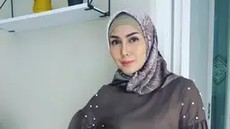 Istri Arie Untung, Fenita Arie saat berpose dengan mengenakan hijab. Sebagian besar warganet mendukung langkah Fenita dan mengatakan bahwa presenter tersebut tampak lebih cantik usai berhijab. (Instagram/ariekuntung)