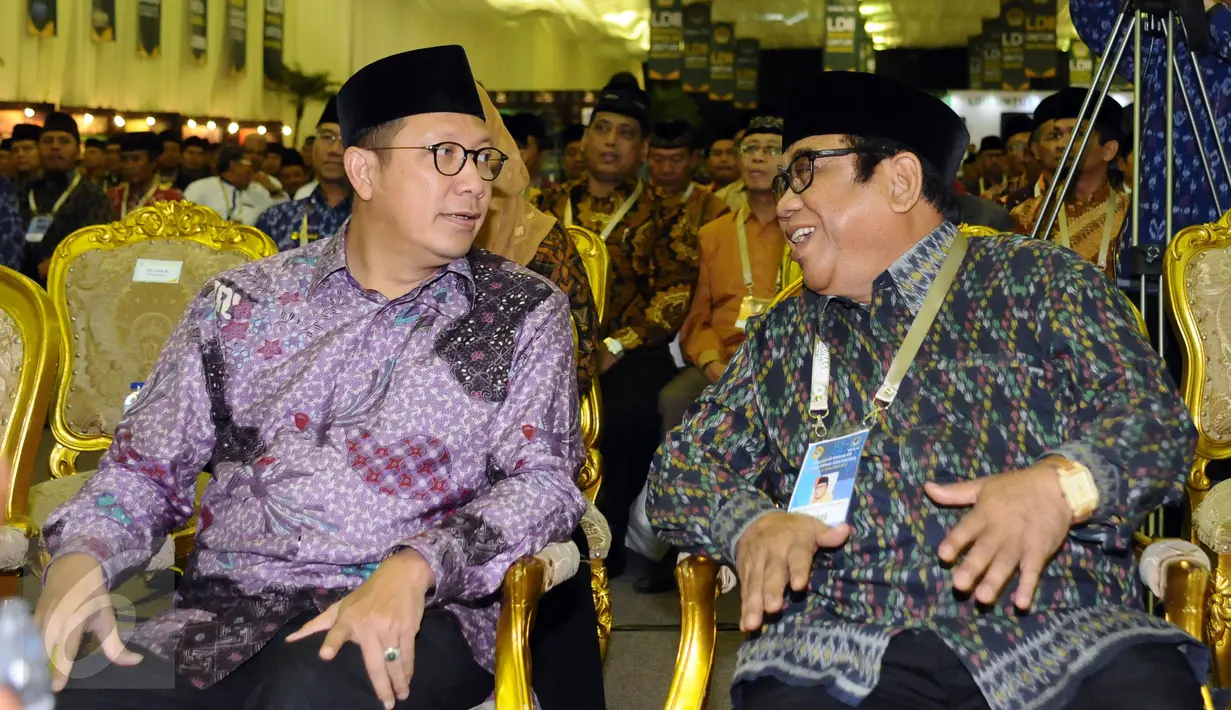 Menteri Agama Lukman Hakim Saifudin (kiri) berbincang dengan Ketua Umum DPP Lembaga Dakwah Islam Indonesia, KH. Abdullah Syam jelang membuka Munas VIII LDII di Jakarta, Selasa (8/11). (Liputan6.com/Helmi Fithriansyah)