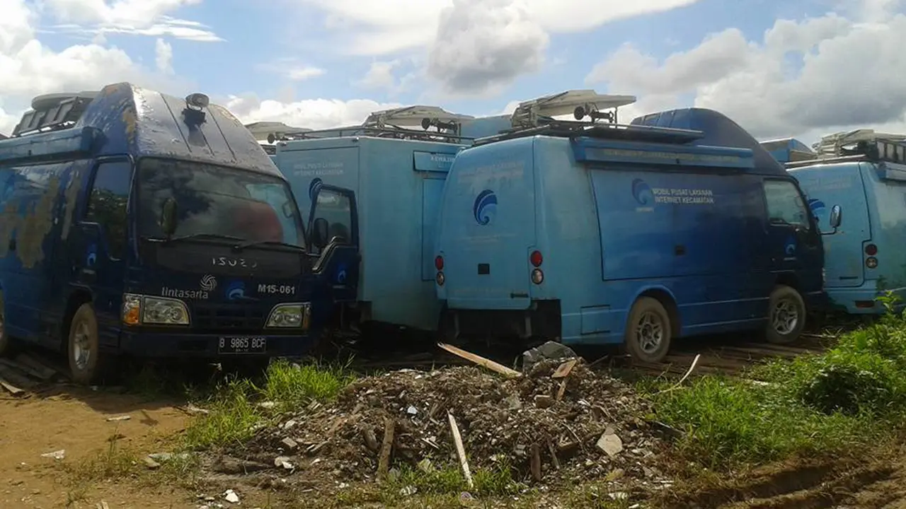 Kondisi mobil Pusat Internet Kecamatan (MPLIK) yang terparkir di atas lahan di Jalan Usaha Bersama, Desa Sungai Rengas, Kab. Kubu Raya, Kalbar, Jumat (20/5). 61 mobil internet itu kini digunakan sebagai tempat bermain anak-anak (facebook.com/Nazier Fariz)